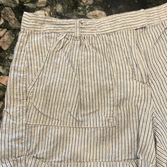 MNG Women’s casual shorts size 8 wrinkled due to storage in good condition 😊 - Picture 4 of 5